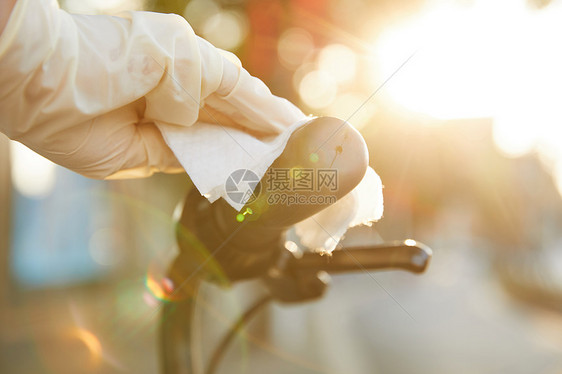共享单车擦拭消毒特写图片