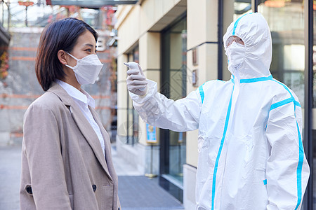 刺刀枪疫情防护被测量体温的都市女性背景