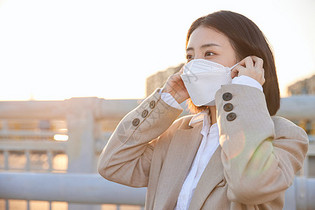 户外佩戴口罩防护的女性图片