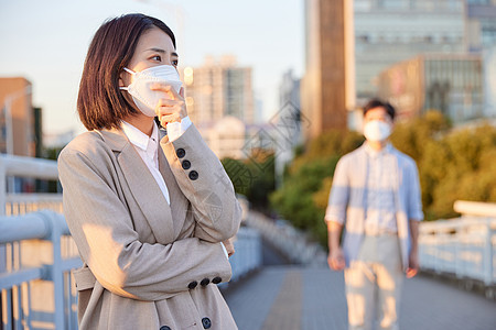 户外佩戴口罩防护的情侣背景图片