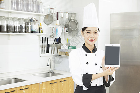 女性烘焙师展示平板电脑高清图片