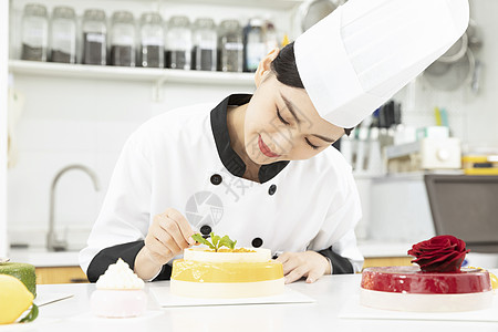 女性烘焙师制作水果蛋糕图片