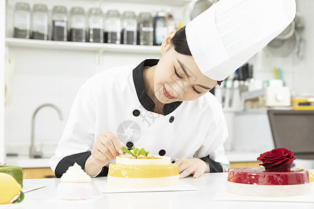 女性烘焙师制作水果蛋糕亚洲人高清图片素材