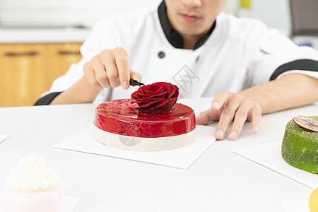 男性烘焙师制作水果蛋糕特写亚洲人高清图片素材