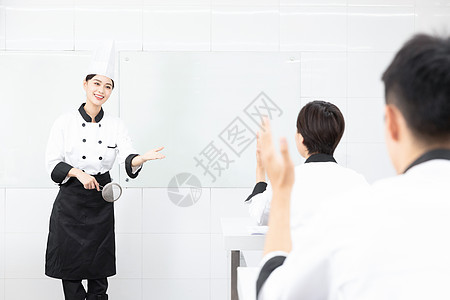 烘焙培训学院老师教课高清图片下载 正版图片501692683 摄图网