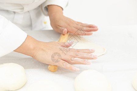 面包师制作面包特写图片