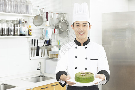 烘焙师制作水果慕斯蛋糕图片