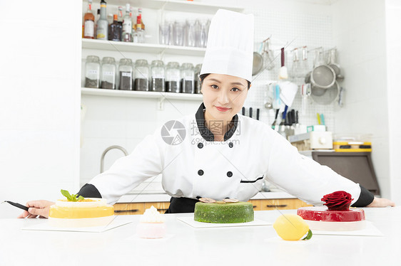 女性烘焙师制作水果蛋糕图片
