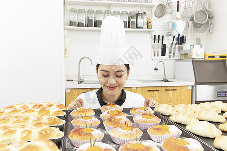 女性面点师烘培面包图片