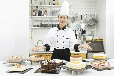 糕点师展示生日蛋糕图片