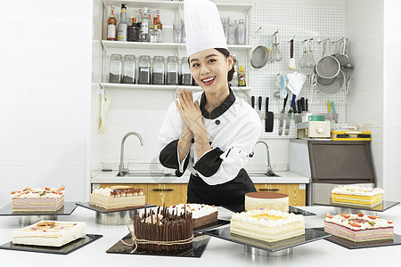 糕点师展示生日蛋糕面包店高清图片素材