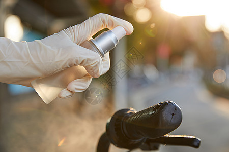 自行车喷洒酒精消毒防护特写图片