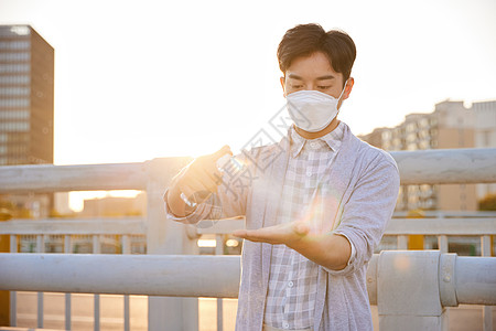 男性户外使用酒精清洁手部图片