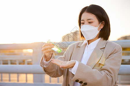 使用免洗洗手液除菌的女性图片