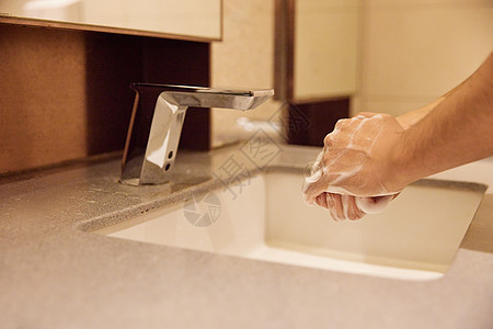 男性卫生间洗手特写图片