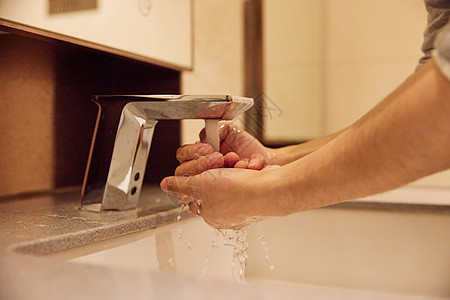 男性卫生间洗手特写图片