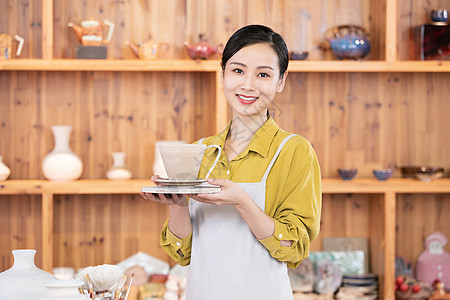 美女匠人展示陶艺品图片