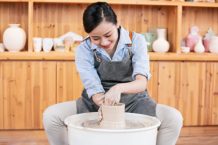 美女匠人制作陶艺品图片