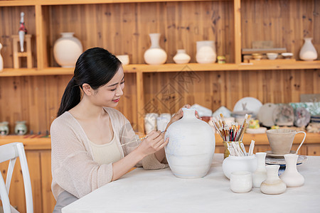 薯泥美女陶艺匠人绘制陶艺品背景