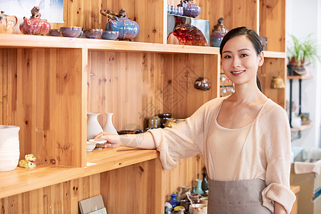 美女陶艺匠人工艺品展示图片