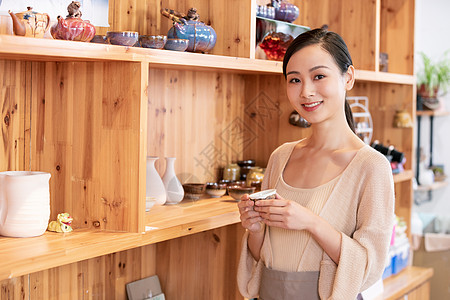 美女陶艺匠人工艺品展示图片