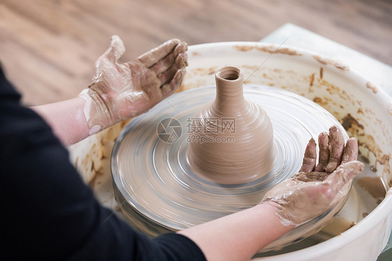 男性手工制作陶艺特写图片