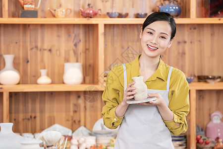 美女展示陶艺制品背景图片