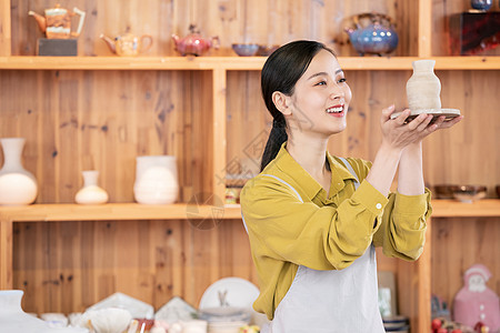 美女展示陶艺制品图片