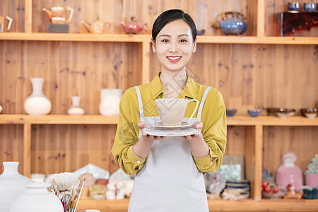 美女展示陶艺制品图片