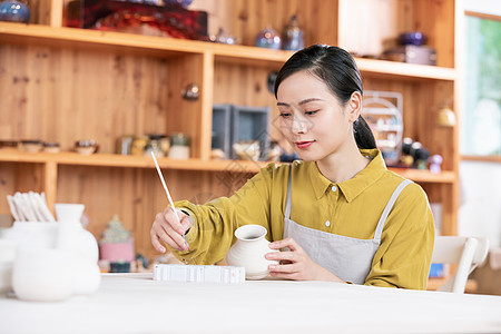 美女手工制作陶艺彩绘图片