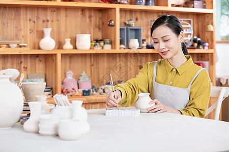 美女手工绘制陶艺罐图片