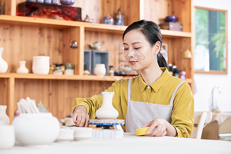 美女手工制作陶艺彩绘图片