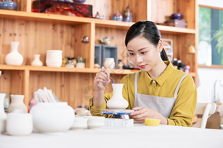 美女手工制作陶艺彩绘图片