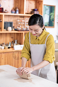 女性手工揉捏陶泥图片