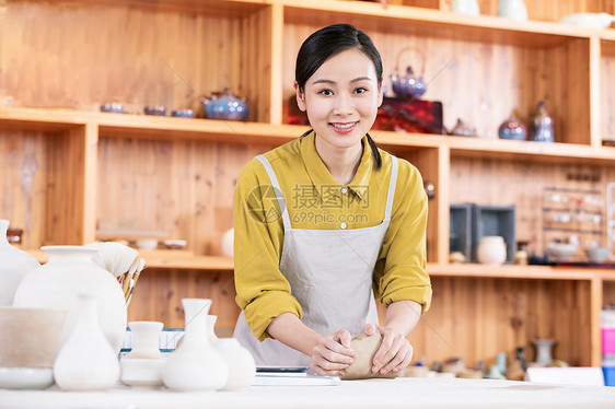 女性手工揉捏陶泥图片