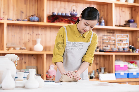 女性手工揉捏陶泥图片