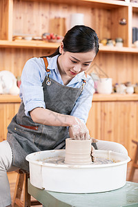 美女手工制作陶艺图片