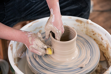 男性匠人手工制作陶艺制品特写图片素材