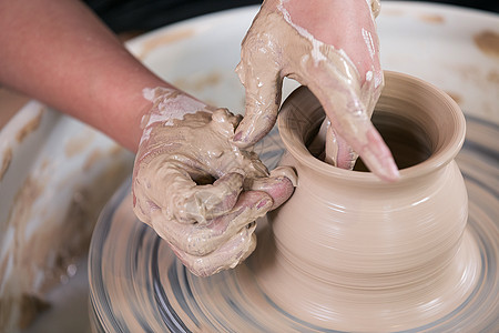 男性匠人手工制作陶艺制品特写高清图片