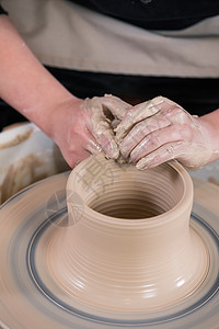 男性匠人手工制作陶艺制品特写图片