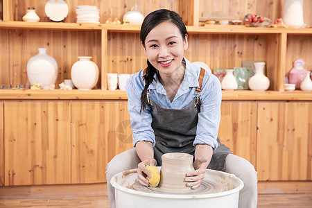 美女手工制作陶艺图片