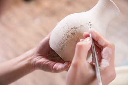 手工课素材女性雕刻陶艺制品特写背景