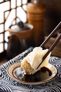 筷子夹饺子蘸酱油醋图片