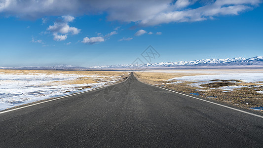 新疆西北雪山道路图片