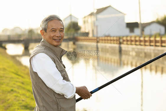 傍晚渔民在河边钓鱼图片