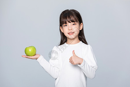 小女孩喜欢吃水果苹果高清图片