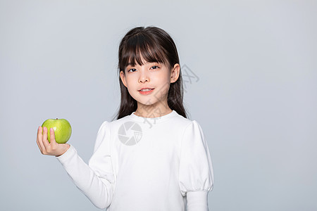 小女孩拿着苹果健康饮食图片