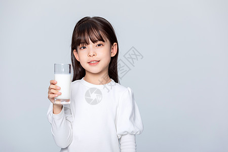 手拿着牛奶的小女孩图片