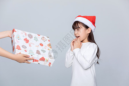小孩圣诞礼物小女孩收到圣诞礼物背景