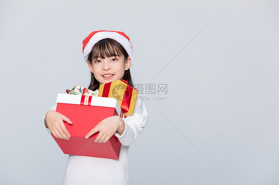 小女孩抱着收到的圣诞礼物图片